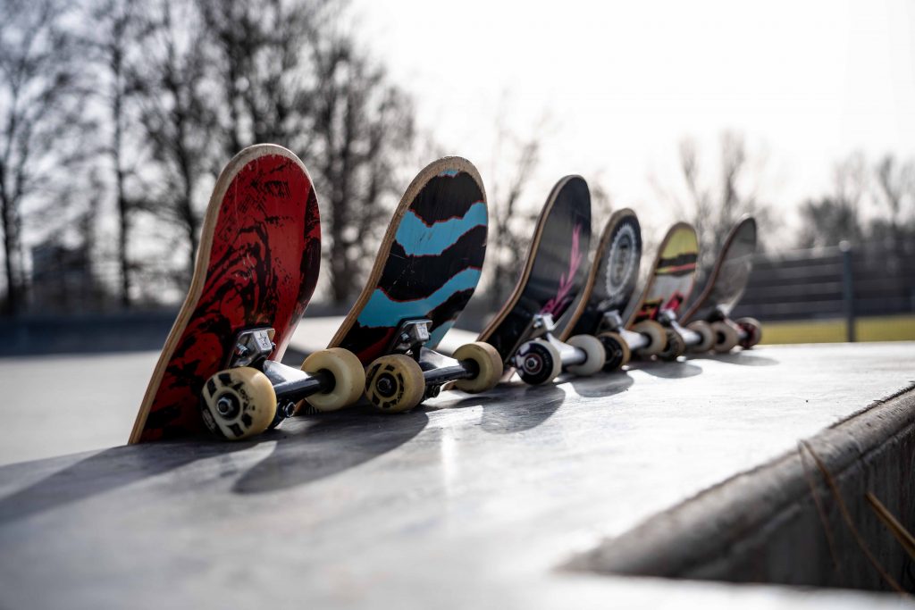 Skate Board sind an einer Ledge angelehnt