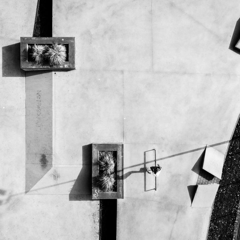 Drohnenaufnahme von Skateboard Lehrer Olaf